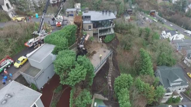 Watch Cranes Remove Truck From Pool Of Blazers Guard Evan Turner Kgw Com